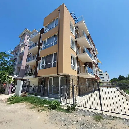 Apartment Pathway To The Sea